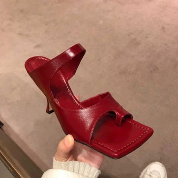 Cap pătrat clip-toe sandale femei de vară 2020 nouă personalitate rosii stiletto cu toc înalt sandale sălbatice jumătate papuci de maree