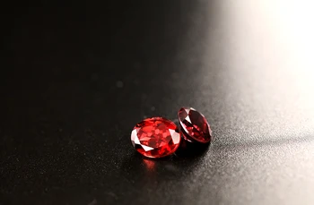 Naturale de granat roșu piatră în formă ovală 7mm*9mm , bună de tăiere și de foc bun , mai ales pentru design de bijuterii